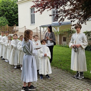 Erstkommunionkinder mit Ministranten und Pater Kuruvila