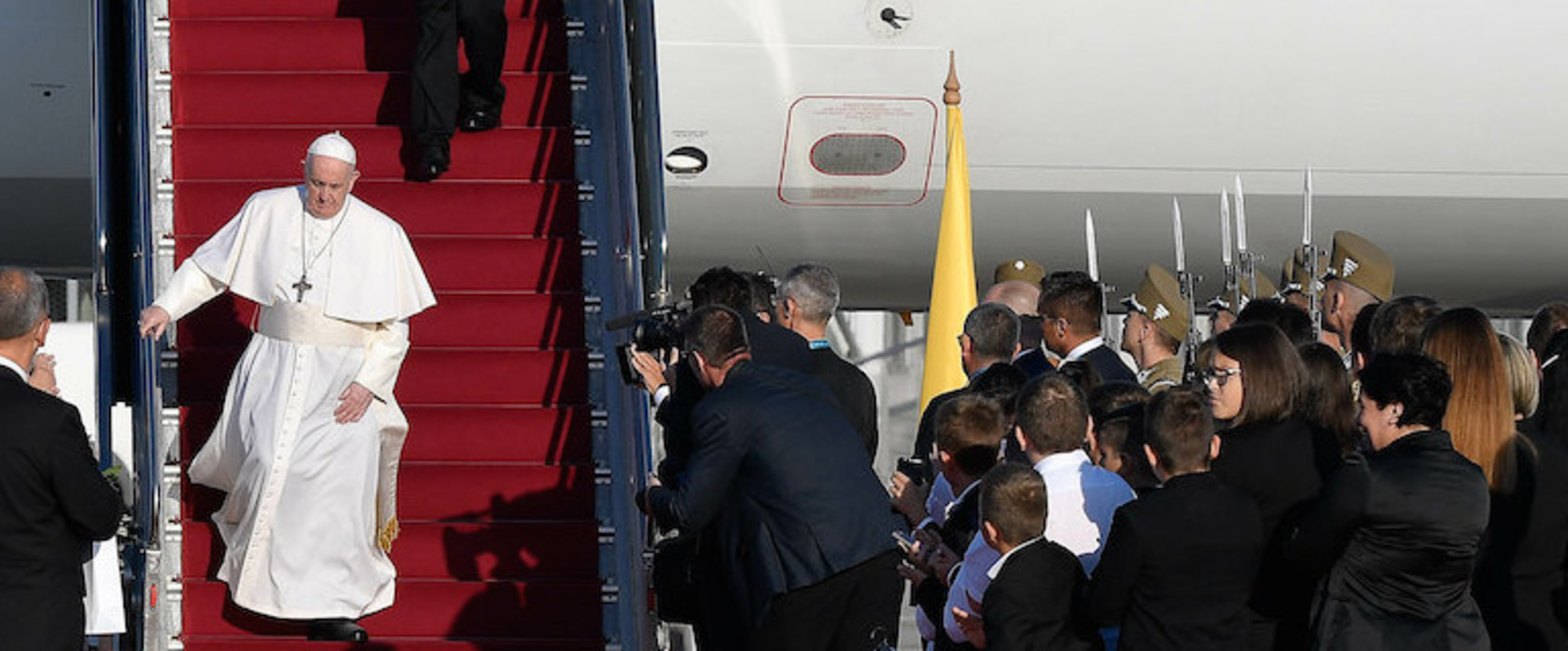 Papst Franziskus steigt aus dem Flugzeug bei seiner Ankunft am Flughafen von Budapest (Ungarn) am 12. September 2021.