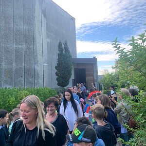 Taferklassler auf dem Weg in die Schule