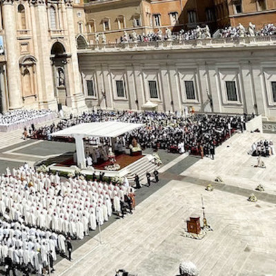 Blick auf den Petersdom mit den Bildnisse der Heiligen Titus Brandsma, Devasahayam Pillai, César de Bus, Luigi Maria Palazzolo, Giustino Maria Russolillo, Charles de Foucauld, Maria Rivier, Maria Franziska von Jesus Rubatto, Maria von Jesus Santocana