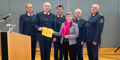 v.l.n.r.:  Beirat Chefinspektor Reinhold BADER, Beirat Chefinspektor Ewald MEZGOLITS, Landespolizeidirektor Mag. Martin HUBER, Mag. Angelika KLUG (HPE Burgenland) und die Polizeiseelsorger Pfarrer Mag. Otto MESMER und Geistlicher Rat Diakon Chefinspe