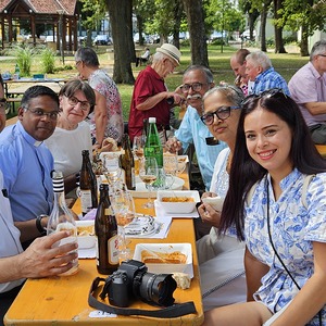 l. Pater Kuruvila, Pater Jakob und Pfarrkuratorin Gerti Ankerl, r. im Vordergrund Alejandra Ortiz