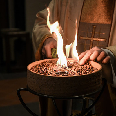 Ein Priester entzündet das Osterfeuer bei der Feier der Osternacht mit Übertragung im Livestream in der menschenleeren Herz-Jesu-Kirche in Koblenz am 11. April 2020.