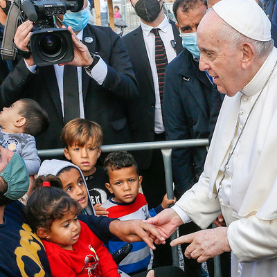 Papst Franziskus spricht mit einer Familie im EU-Aufnahme- und Identifizierungszentrum am 5. Dezember 2021 in Mytilini auf Lesbos (Griechenland).