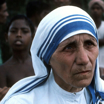 Mutter Teresa, Gründerin der Missionarinnen der Nächstenliebe, umringt von Kindern, in Kalkutta im Juni 1972.