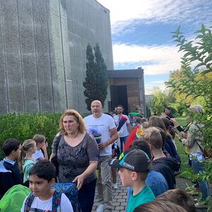 Taferklassler auf dem Weg in die Schule