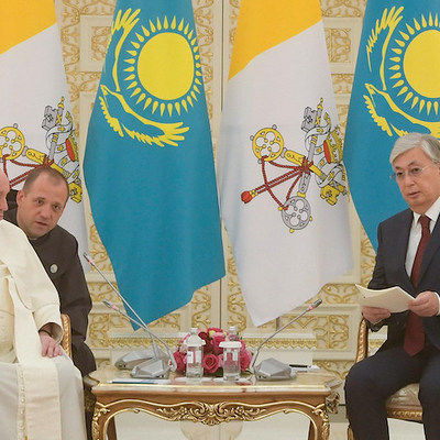 Willkommenszeremonie im Präsidentenpalast für Papst Franziskus (l.) bei seinem Besuch bei Kassym-Schomart Tokajew (r.), Präsident von Kasachstan, am 13. September 2022 in Nur-Sultan (Kasachstan).