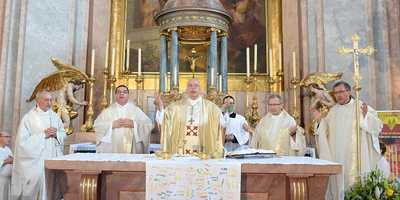 Diözesanbischof Zsifkovics (mitte) zelebrierte den Festgottesdienst anlässlich des 60. Errichtungstages mit zahlreichen Priestern der Diözese.