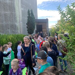 Taferklassler auf dem Weg in die Schule