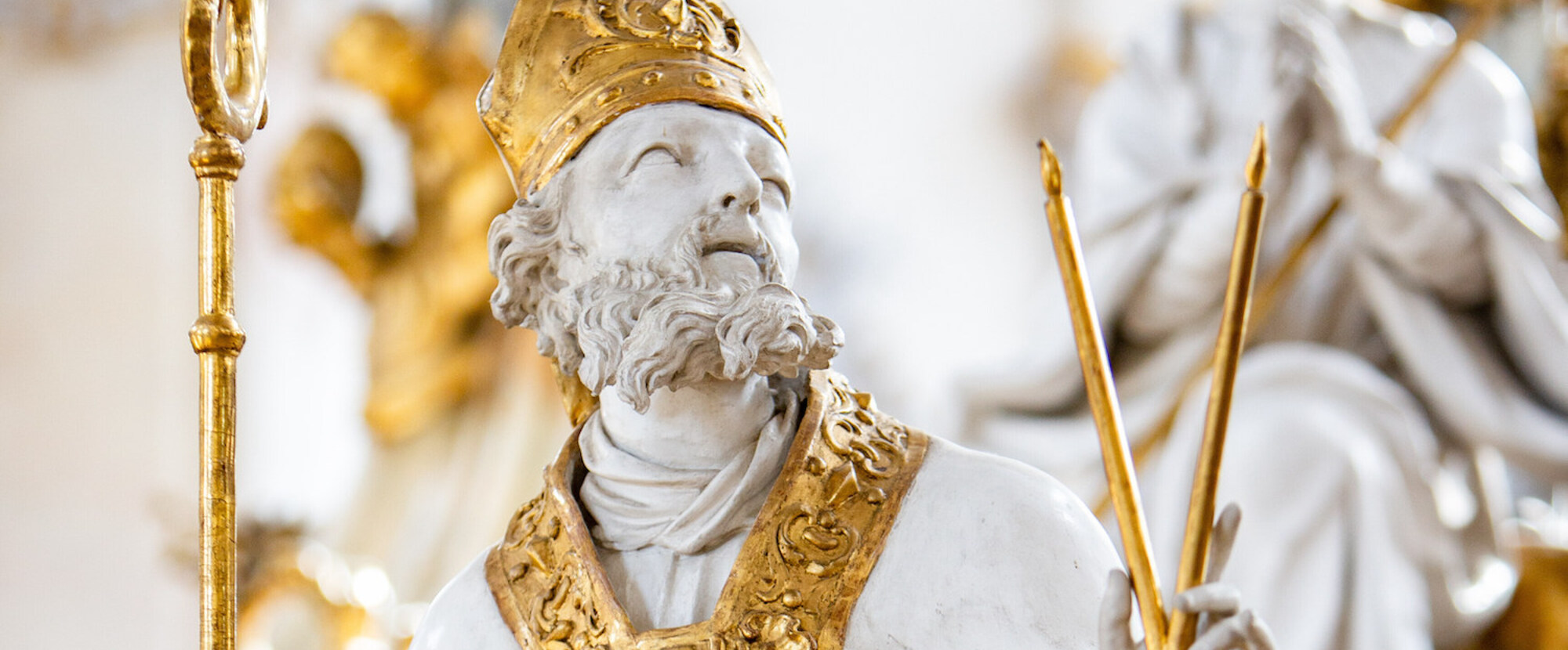 Figur des Heiligen Blasius, einer der 14 Nothelfer, auf dem Gnadenaltar in der Basilika Vierzehnheiligen am 25. Oktober 2021 in Bad Staffelstein.