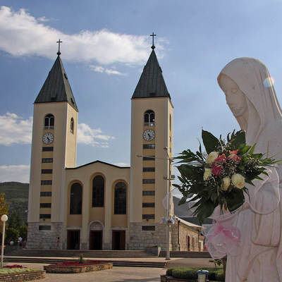 Wallfahrtort Medjugorje: Bis zu schätzungsweise einer Million Pilger besuchen jährlich diesen Ort mit 4.300 Einwohnern. Glaubenszentrum ist die St.-Jakobs-Kirche im Ort, wo regelmäßig eucharistische Anbetungsstunden gehalten werden und ein geistliche