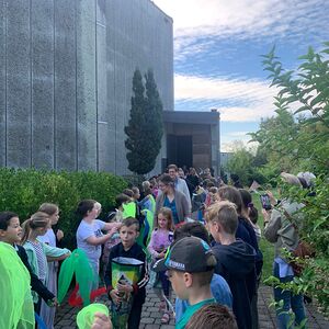 Taferklassler auf dem Weg in die Schule