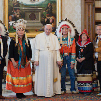 Papst Franziskus mit Mitgliedern der 'First Nations' (Kanada) am 31. März 2022 im Vatikan.