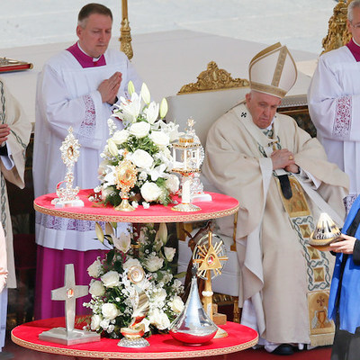 Papst Franziskus während der Heiligsprechung am 15. Mai 2022 auf dem Petersplatz im Vatikan. Ordensschwestern bringen Reliquien der der Heiligen Titus Brandsma, Devasahayam Pillai, César de Bus, Luigi Maria Palazzolo, Giustino Maria Russolillo, Charl