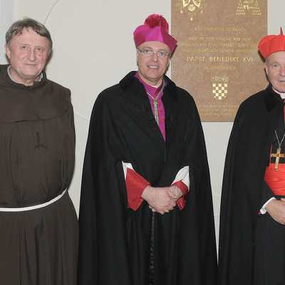 Tafel zum Gedenken an den Besuch von Papast Benedikt XVI. in der Kirche am Hof 2007; P. Ilija VRDOLJAK OFM, Ägidius Zsifkovics, Kardinal Christoph Schönborn, Wolfgang Bandion