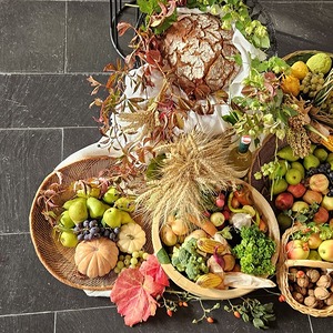 Obst, Gemüse, Brot und Wein