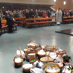  Besucher - Besprengung mit Weihwasser                            