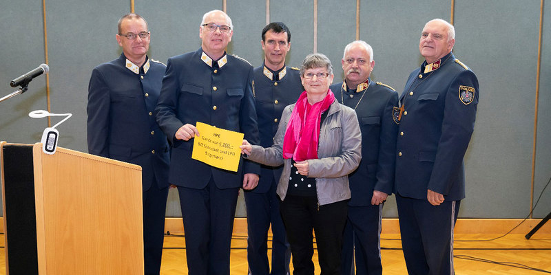 v.l.n.r.:  Beirat Chefinspektor Reinhold BADER, Beirat Chefinspektor Ewald MEZGOLITS, Landespolizeidirektor Mag. Martin HUBER, Mag. Angelika KLUG (HPE Burgenland) und die Polizeiseelsorger Pfarrer Mag. Otto MESMER und Geistlicher Rat Diakon Chefinspe