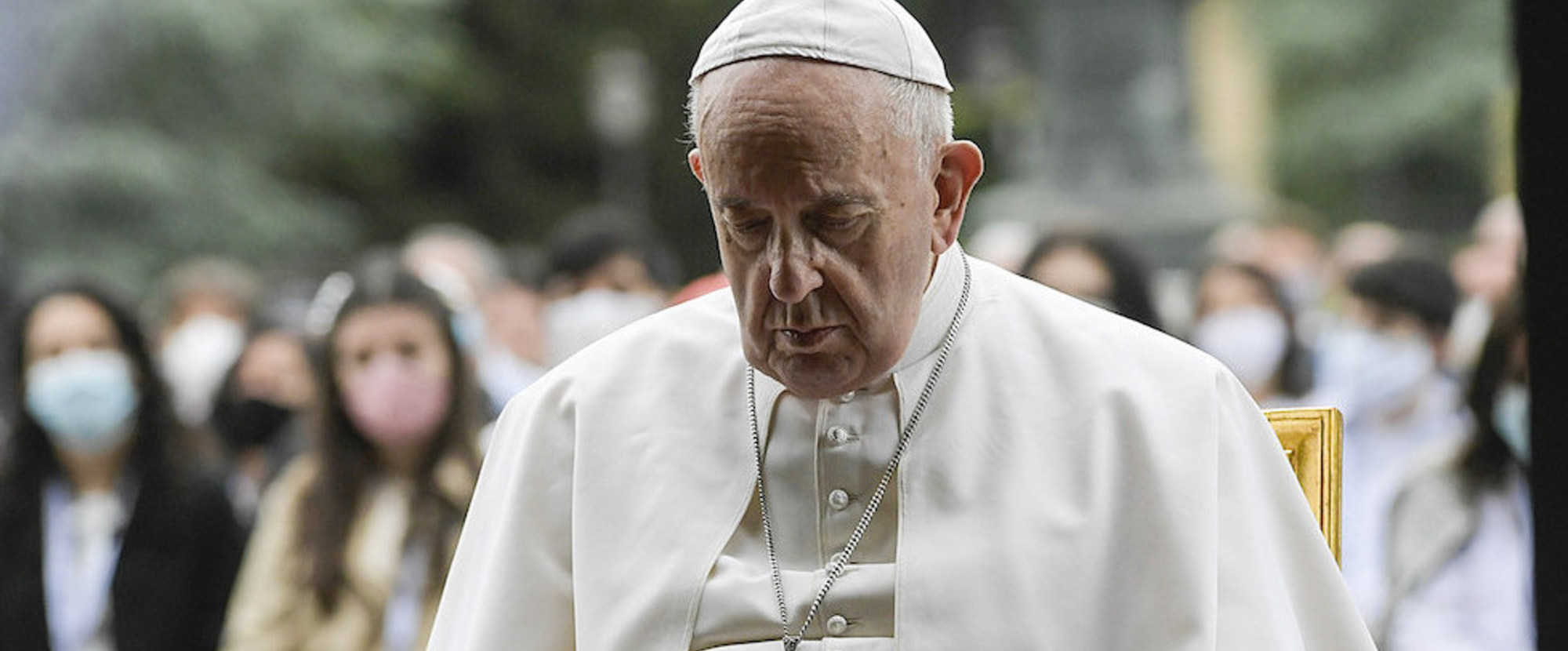 Papst Franziskus betet den Rosenkranz an der Lourdes-Grotte in den Vatikanischen Gärten am 30. Mai 2020 im Vatikan.