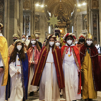 Deutschsprachige Sternsinger aus Bad Camberg (Deutschland), Neuenburg (Schweiz) sowie Eppan (Italien) nehmen teil an der Messe zu Neujahr, dem Hochfest der Gottesmutter Maria, im Petersdom am 1. Januar 2022 im Vatikan.