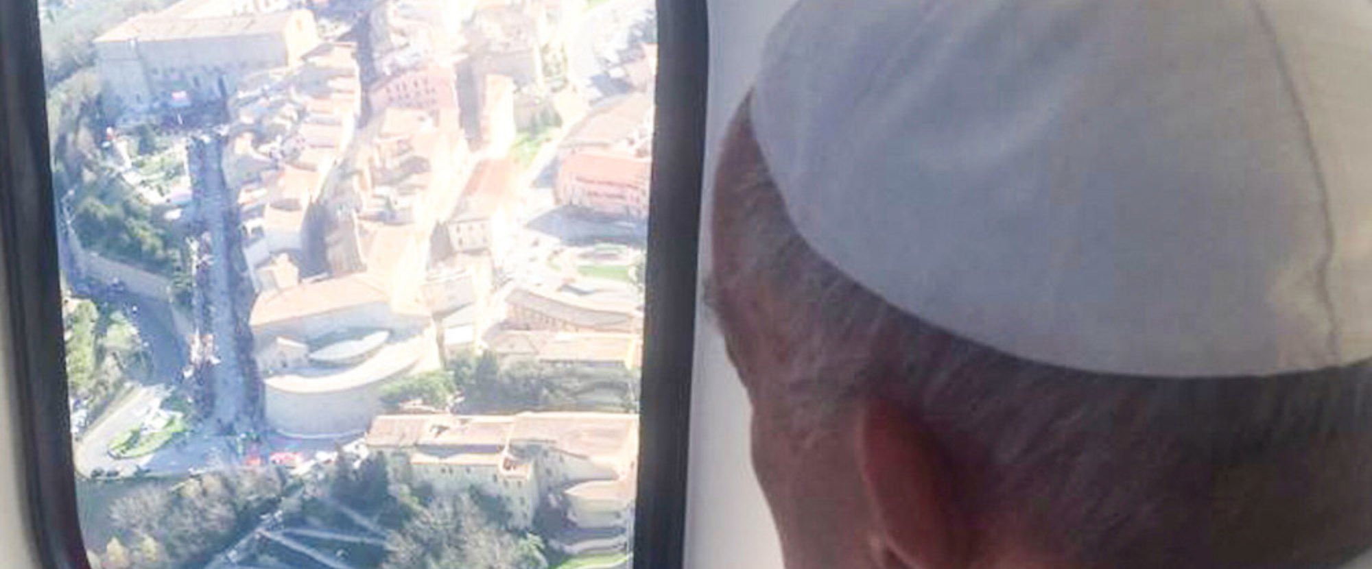 Papst Franziskus schaut aus dem Fenster des Hubschraubers am 25. März 2019 auf Loreto.