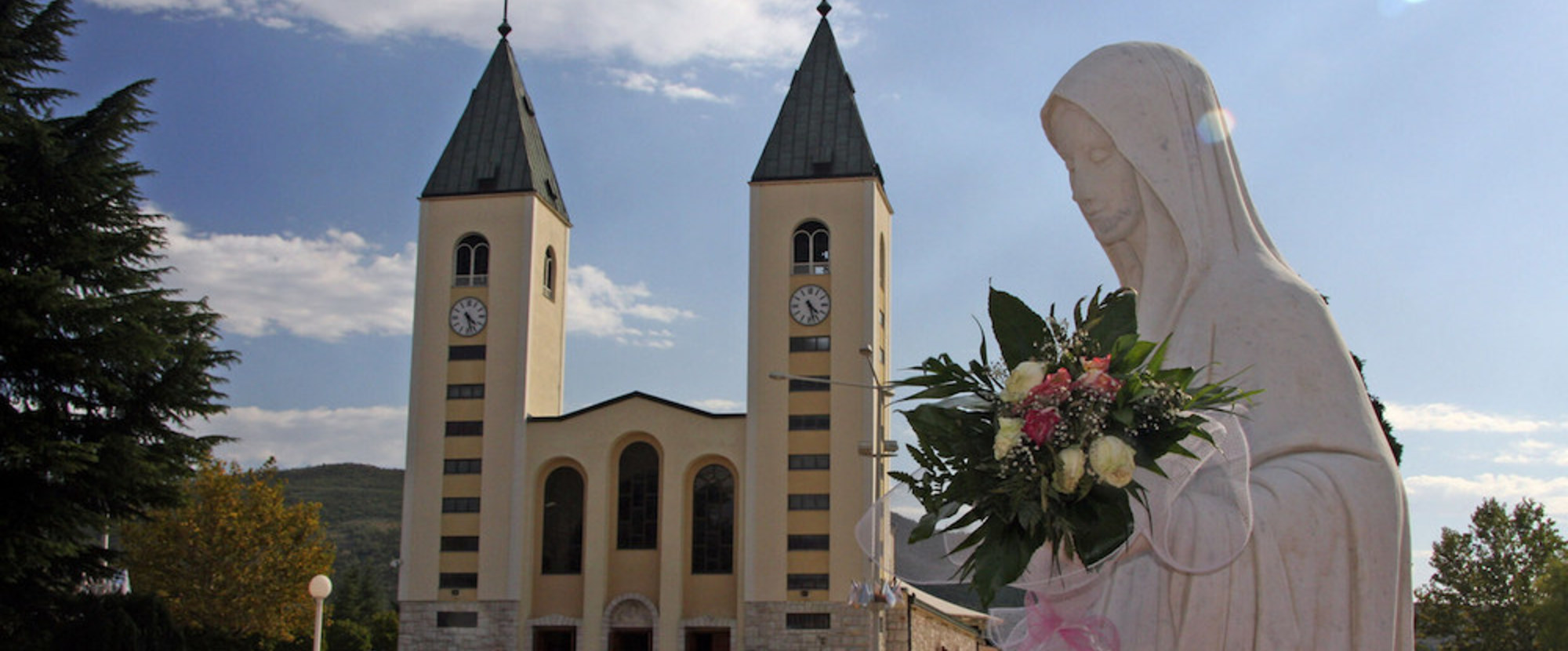 Wallfahrtort Medjugorje: Bis zu schätzungsweise einer Million Pilger besuchen jährlich diesen Ort mit 4.300 Einwohnern. Glaubenszentrum ist die St.-Jakobs-Kirche im Ort, wo regelmäßig eucharistische Anbetungsstunden gehalten werden und ein geistliche