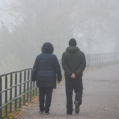 Ein Paar spaziert im Nebel auf der Uferpromenade des Rheins in Bonn am 5. November 2020.