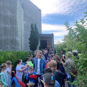 Taferklassler auf dem Weg in die Schule